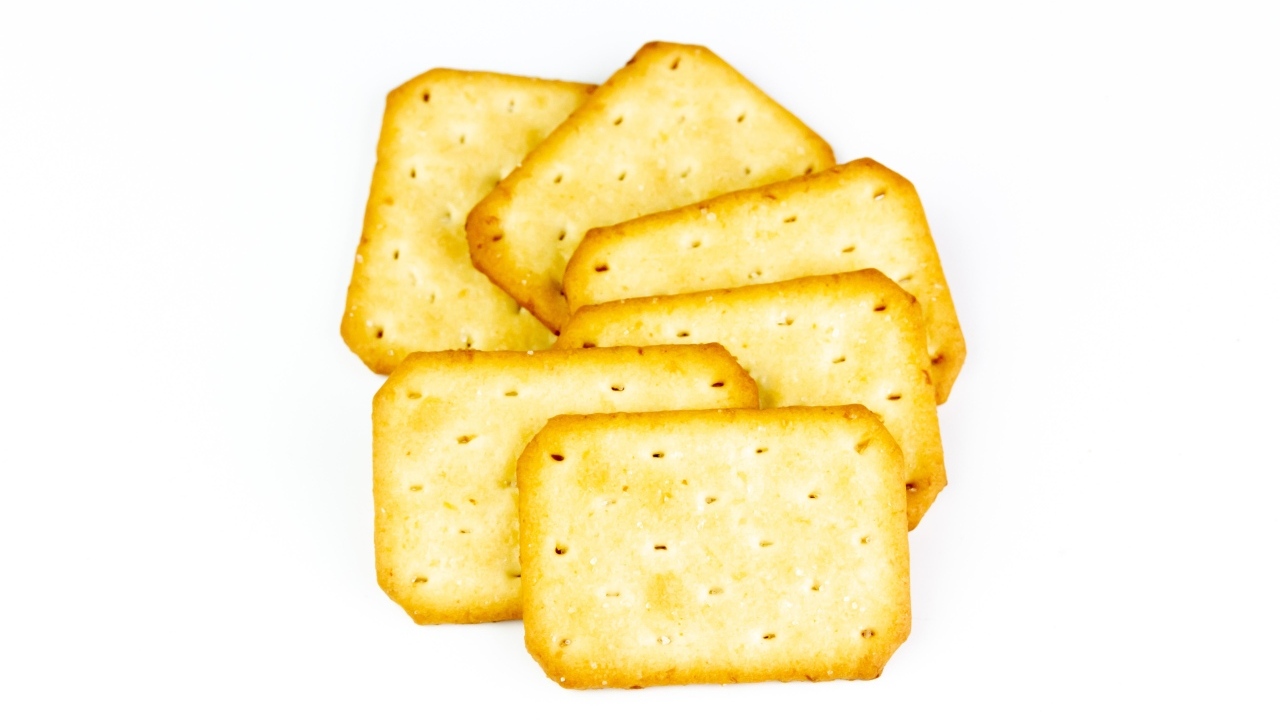 Вкусное хрустящее печенье крекер 