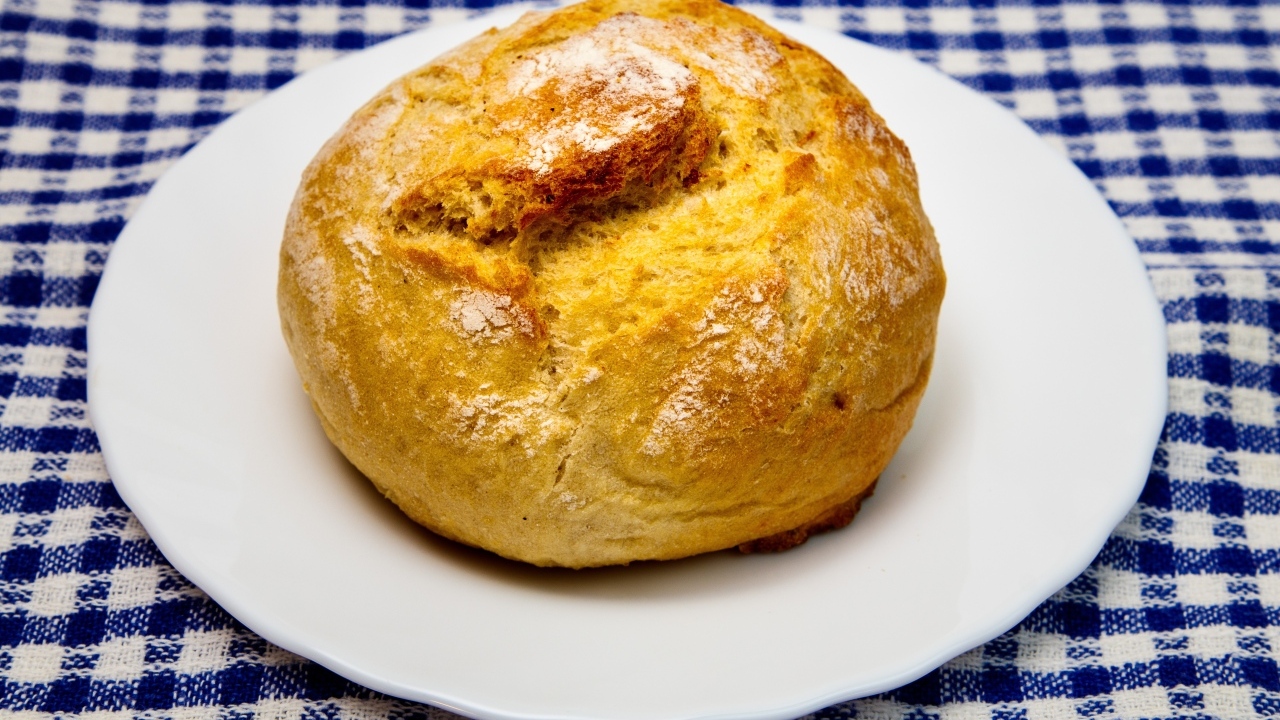 Ароматный запеченный хлеб на белой тарелке