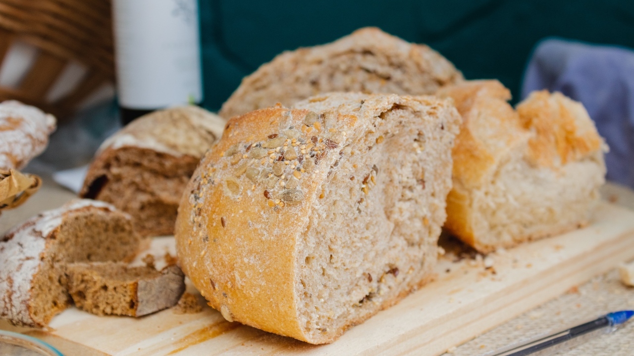 Свежий злаковый хлеб на столе