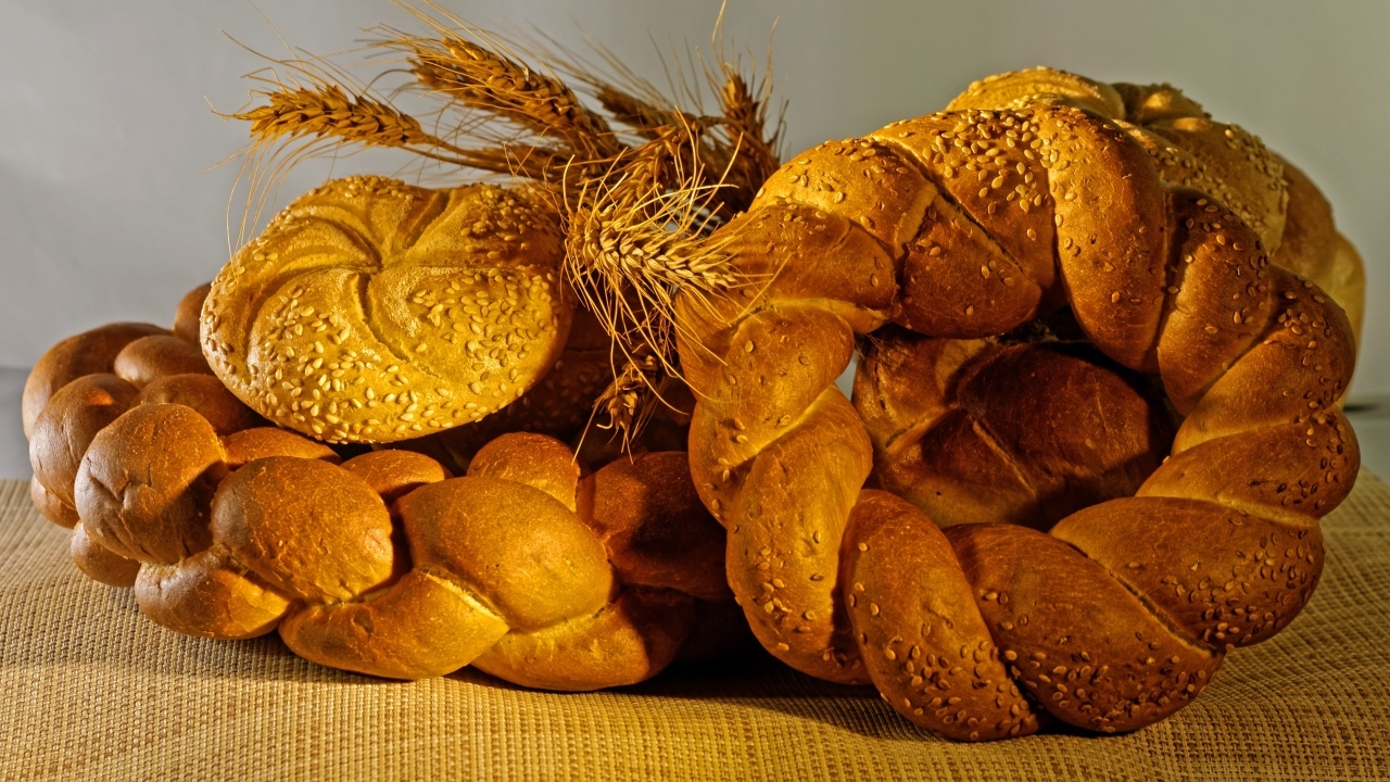 Свежие калачи с колосьями крупным планом