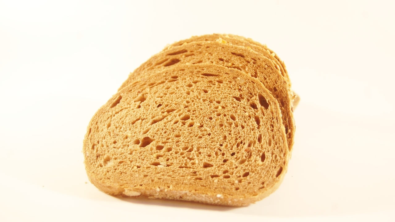 Куски хлеба на белом фоне