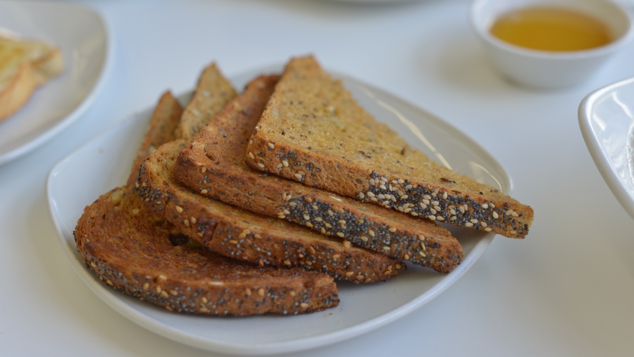 Кусочки хлеба на столе на завтрак 