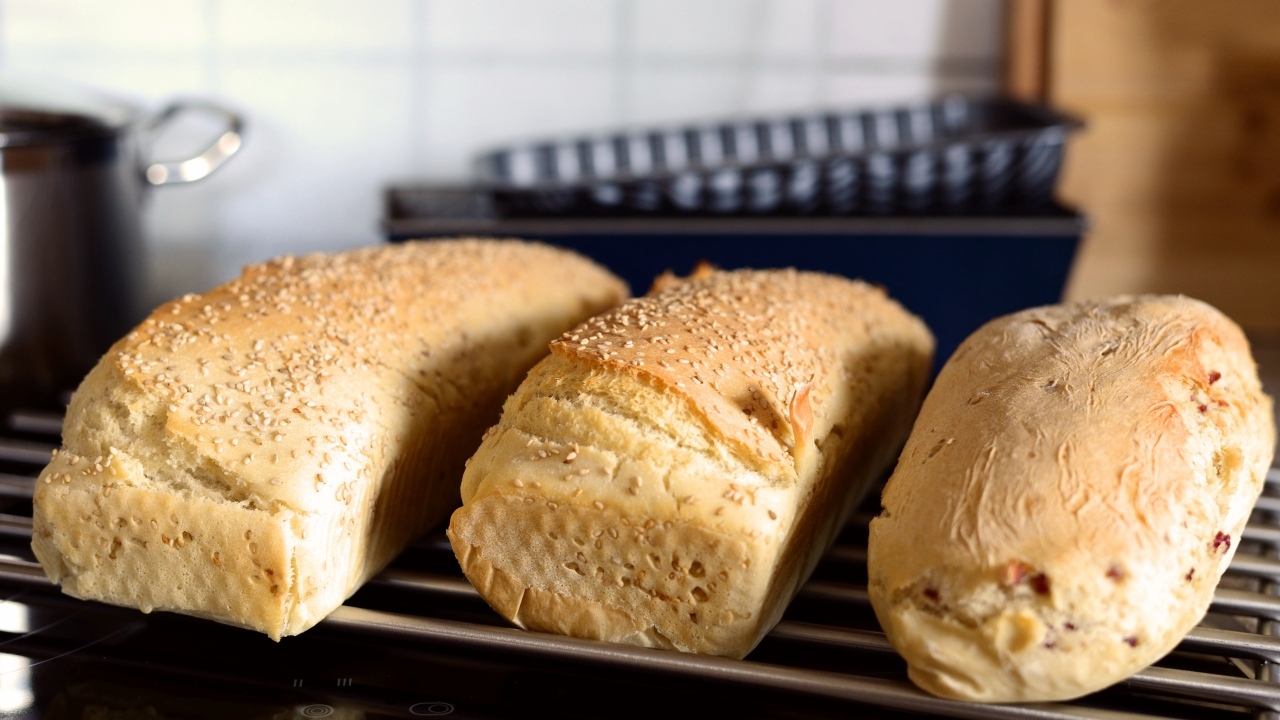 Три буханки свежего хлеба