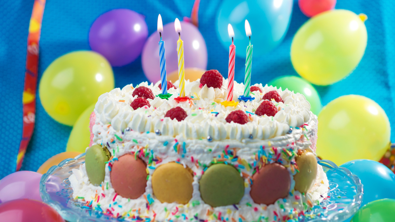 Аппетитный торт на день рождения со свечами