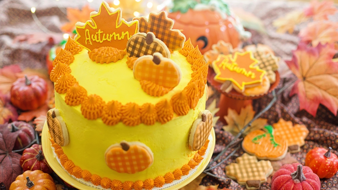 Аппетитный торт с осенним украшением