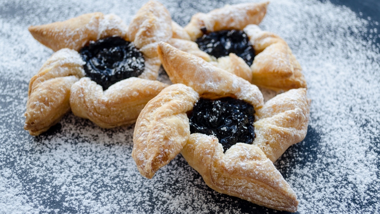 Аппетитное печенье с джемом и сахарной пудрой