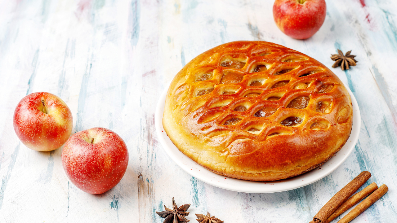 Красивый пирог на столе с яблоками и корицей