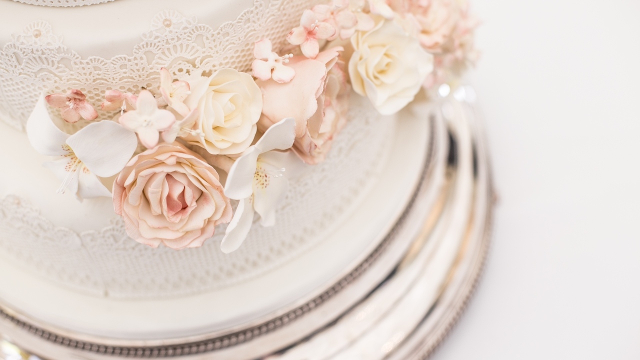 Большой свадебный торт с цветами