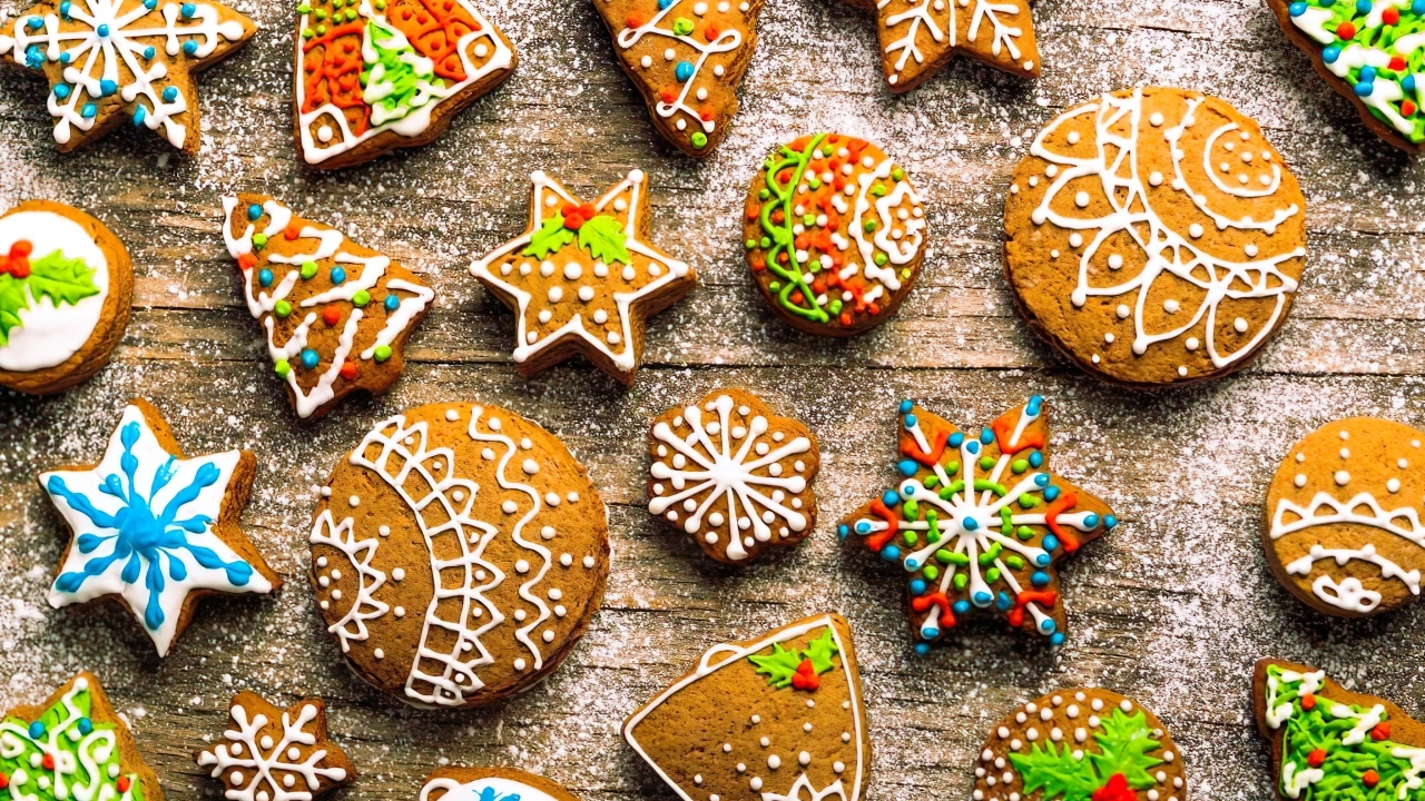 Яркие праздничные пряники на столе