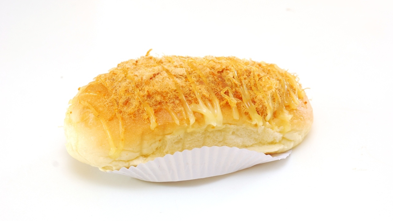 Булочка с кремом на белом фоне