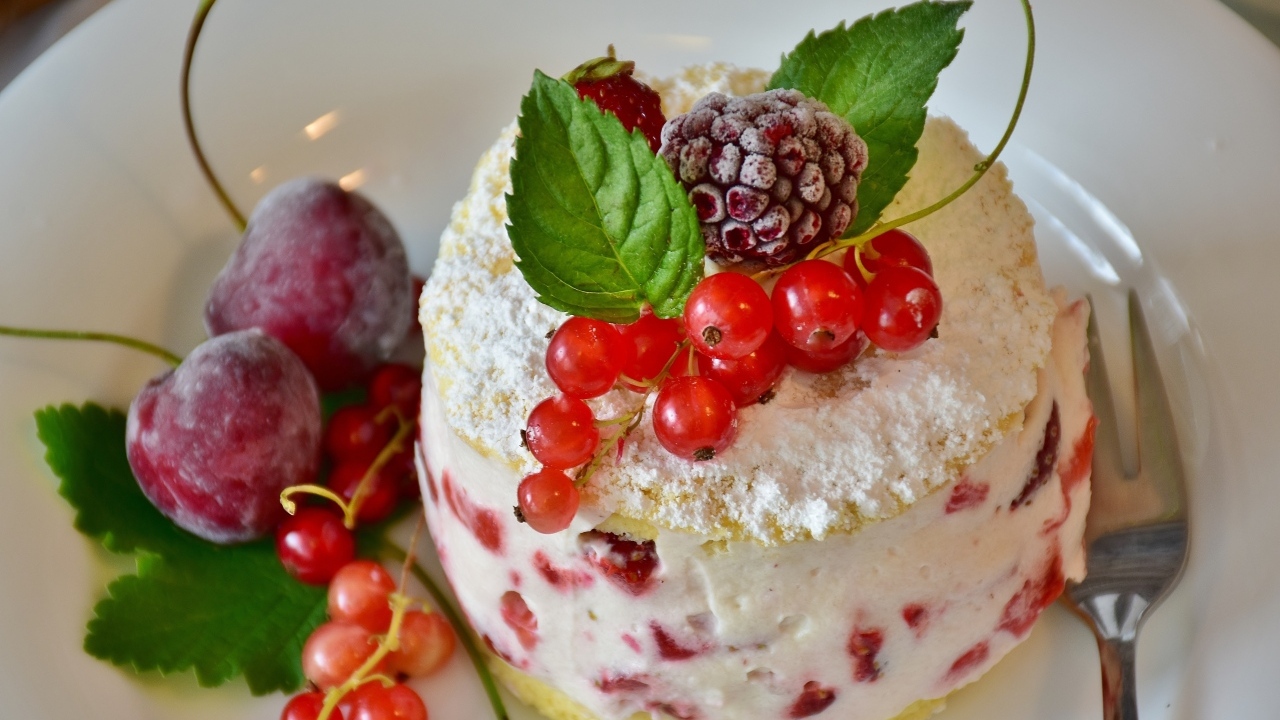 Пирожное Буше с ягодами на тарелке
