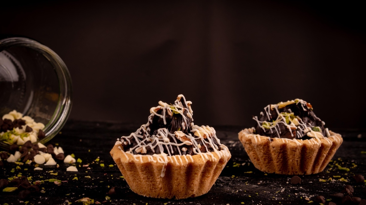 Пирожное с кремом и орехами на столе 