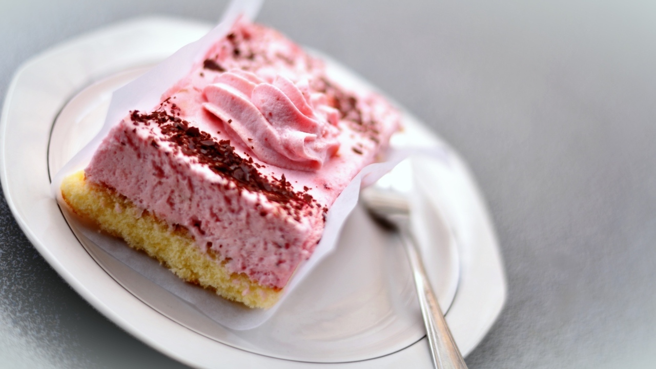 Торт с розовым клубничным муссом