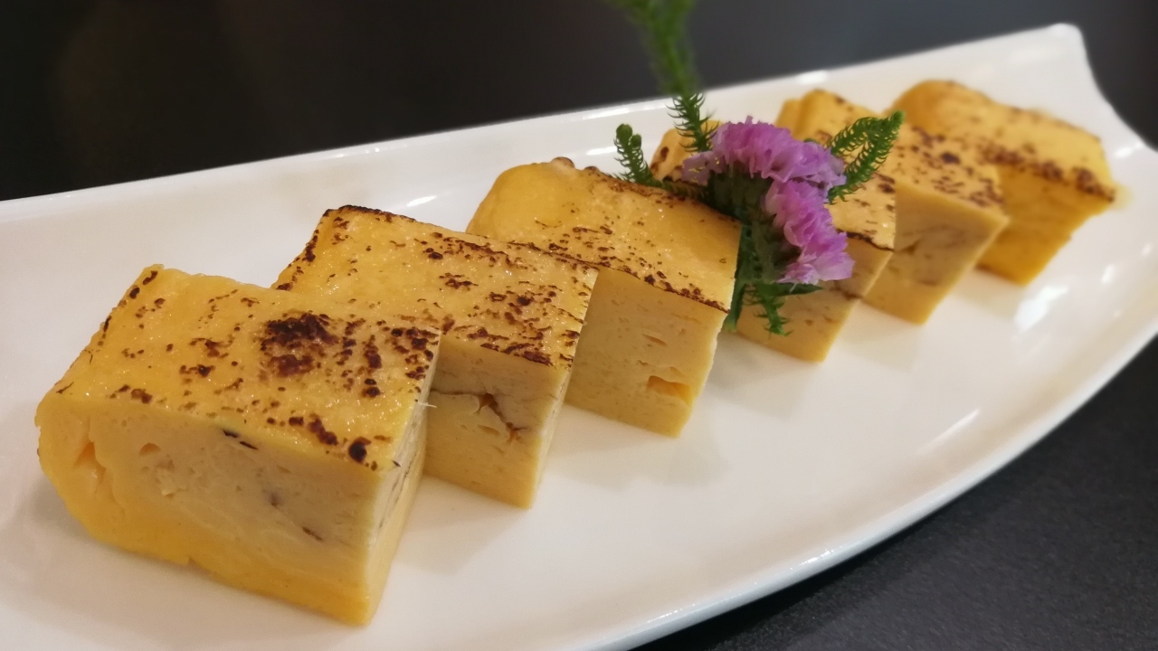 Запеканка на большой белой тарелке на столе