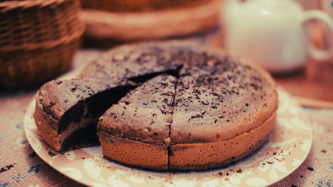 Шоколадный пирог  с кремом на тарелке