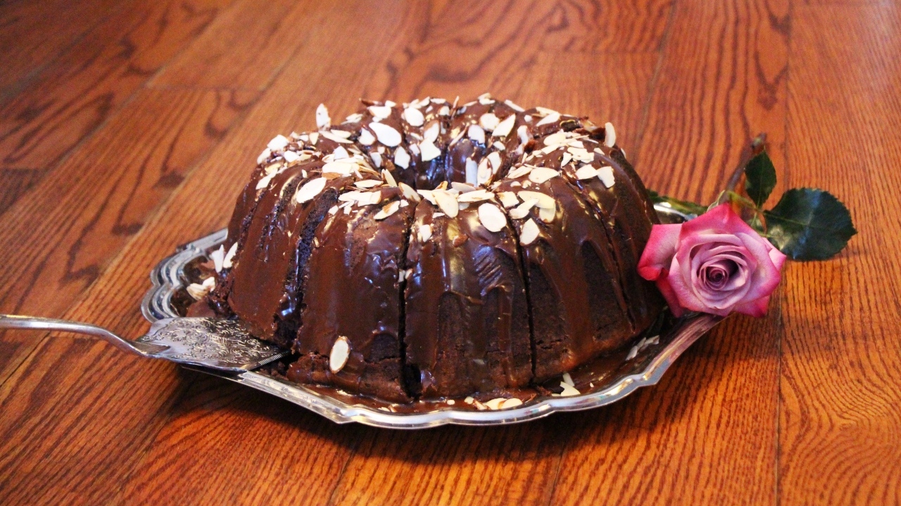 Шоколадный крем с розовой розой