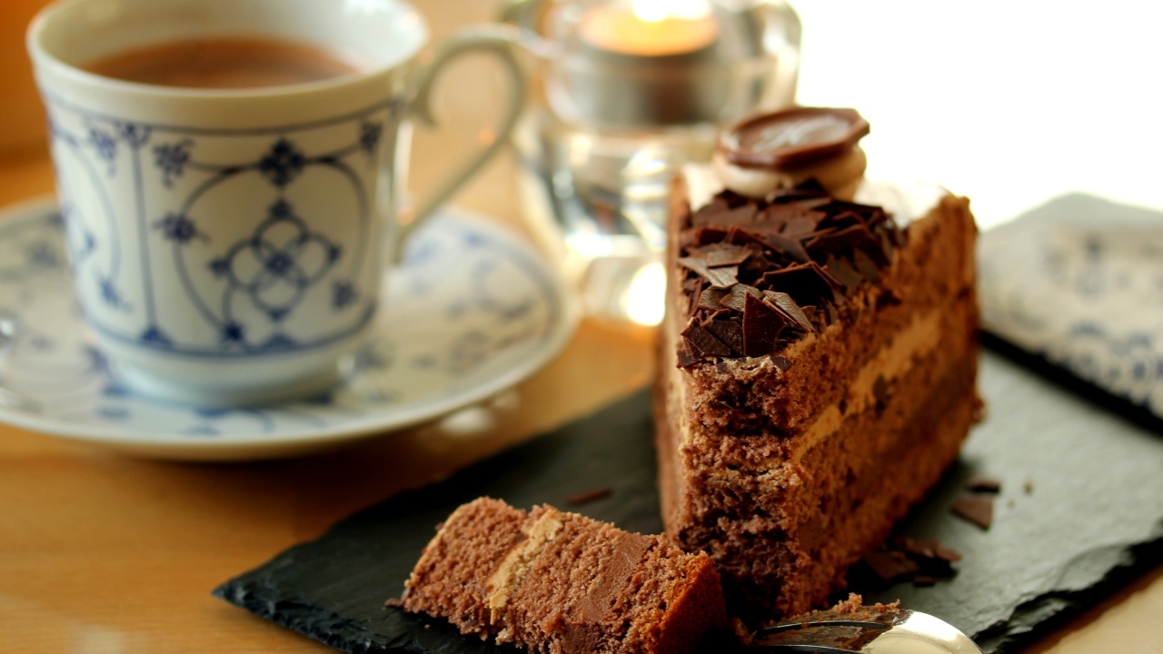 Кофе и кусок торта на столе