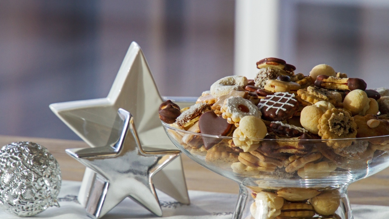 Печенье в вазе на столе со звездами