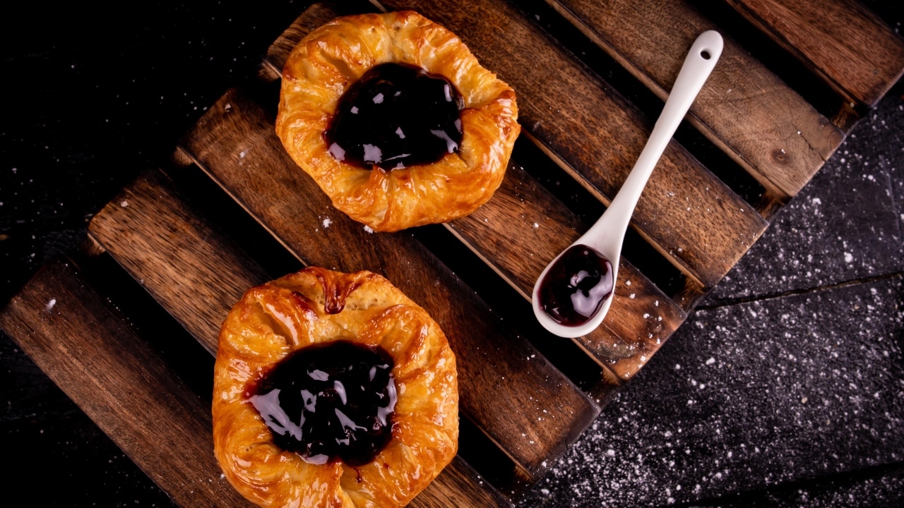 Печенье с джемом на деревянной доске