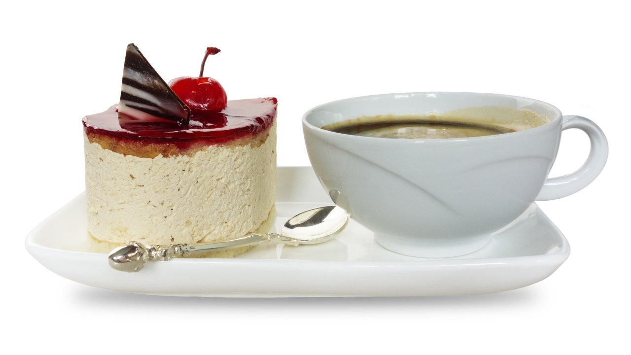 Пирожное с кофе на белом фоне