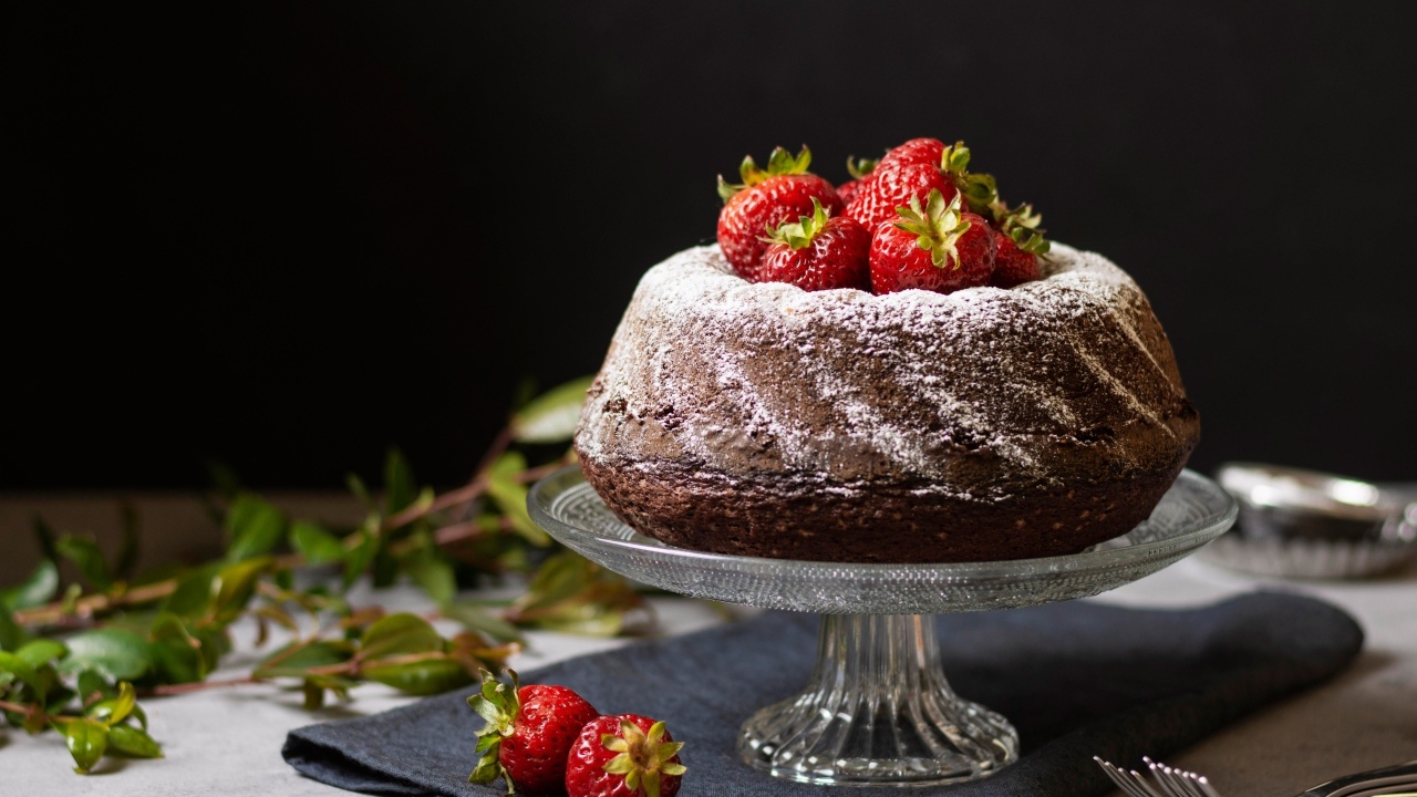 Кекс с сахарной пудрой и ягодами клубники 