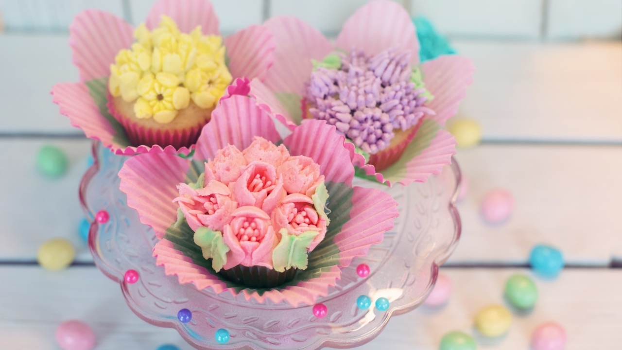 Капкейки украшены цветами из крема