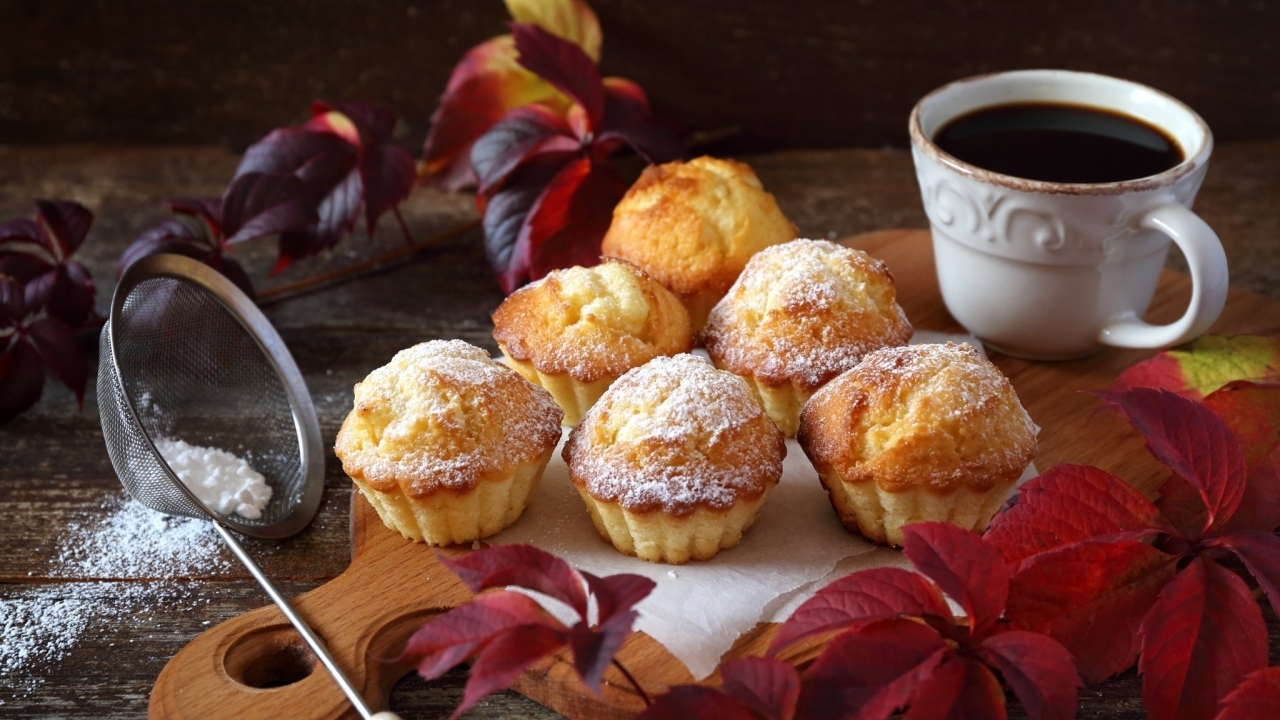 Кексы на столе с кофе и листьями