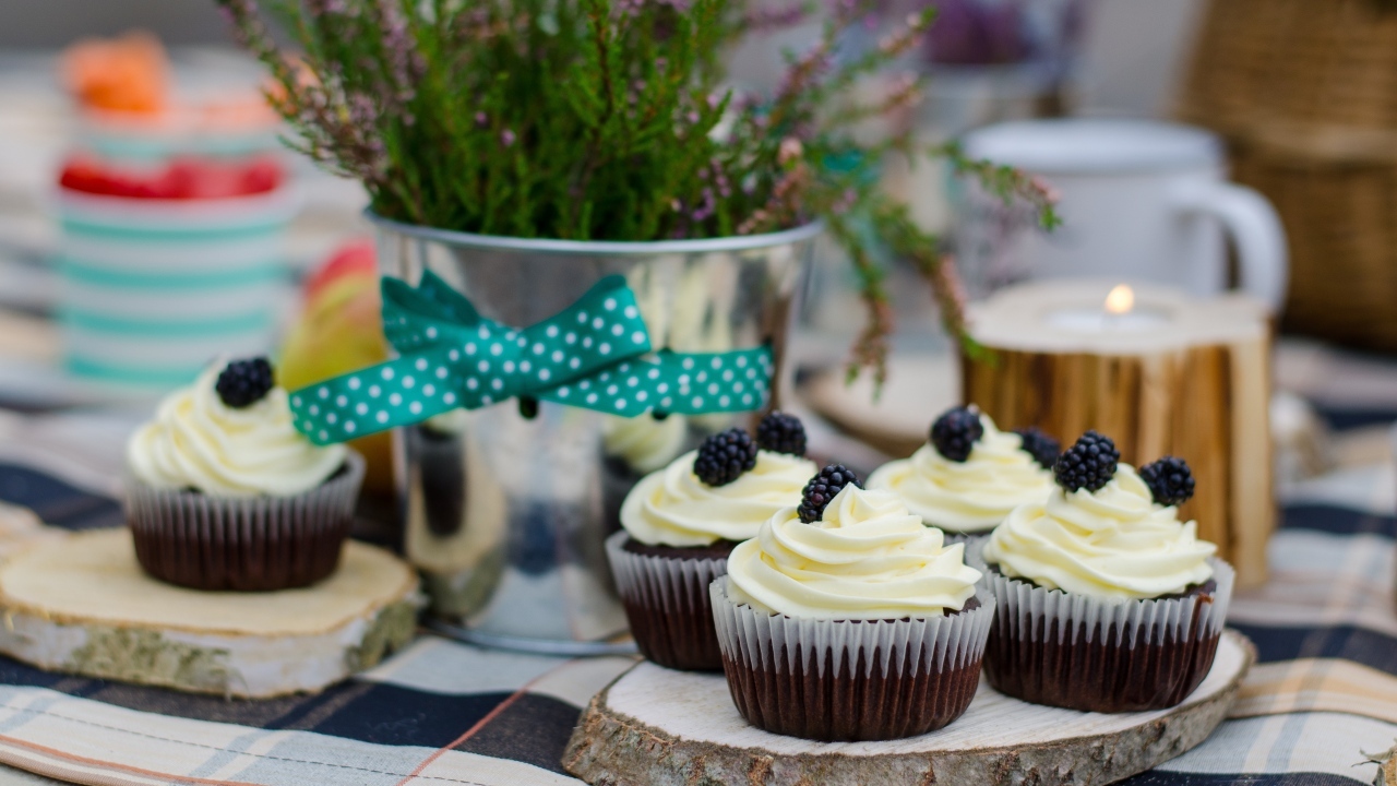 Капкейки с кремом и ягодами ежевики