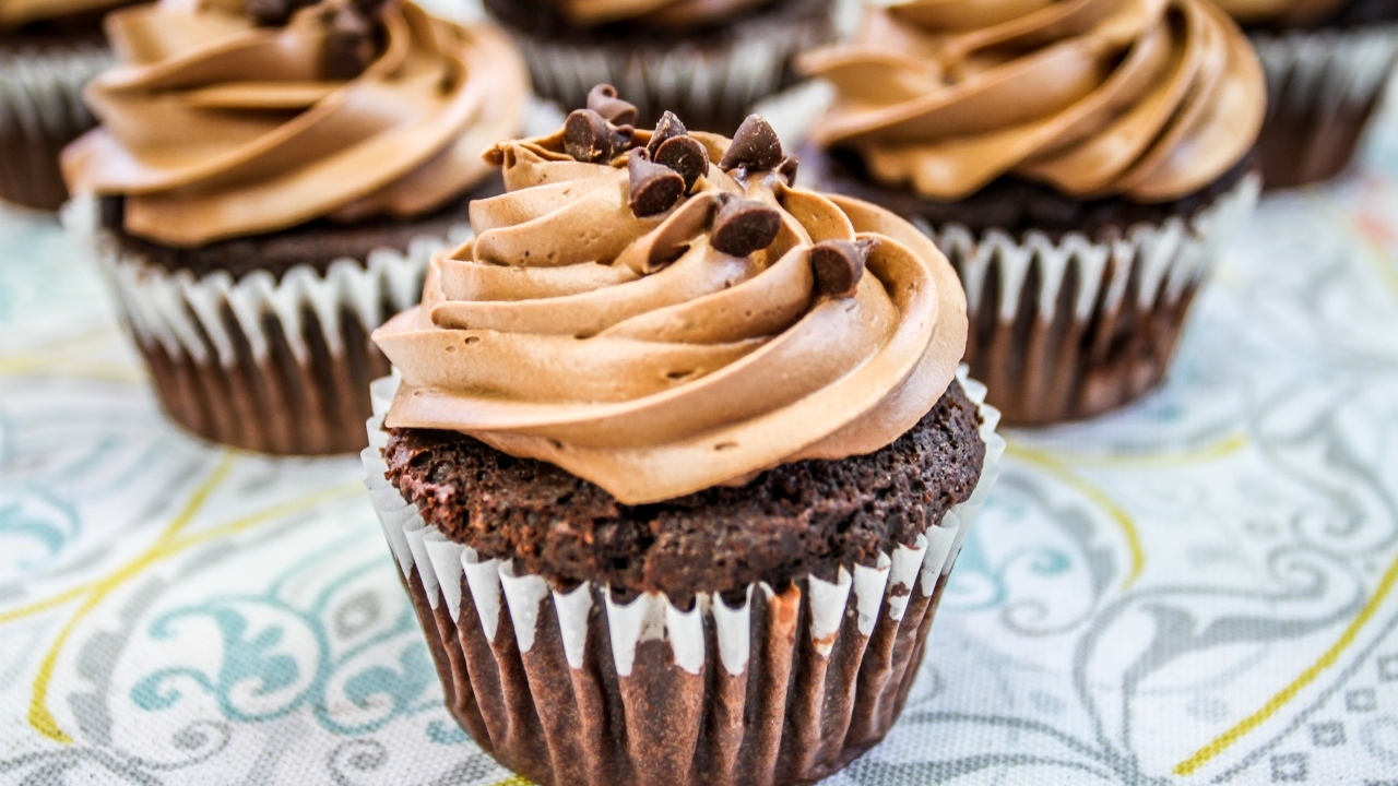 Капкейки с кремом и шоколадной крошкой