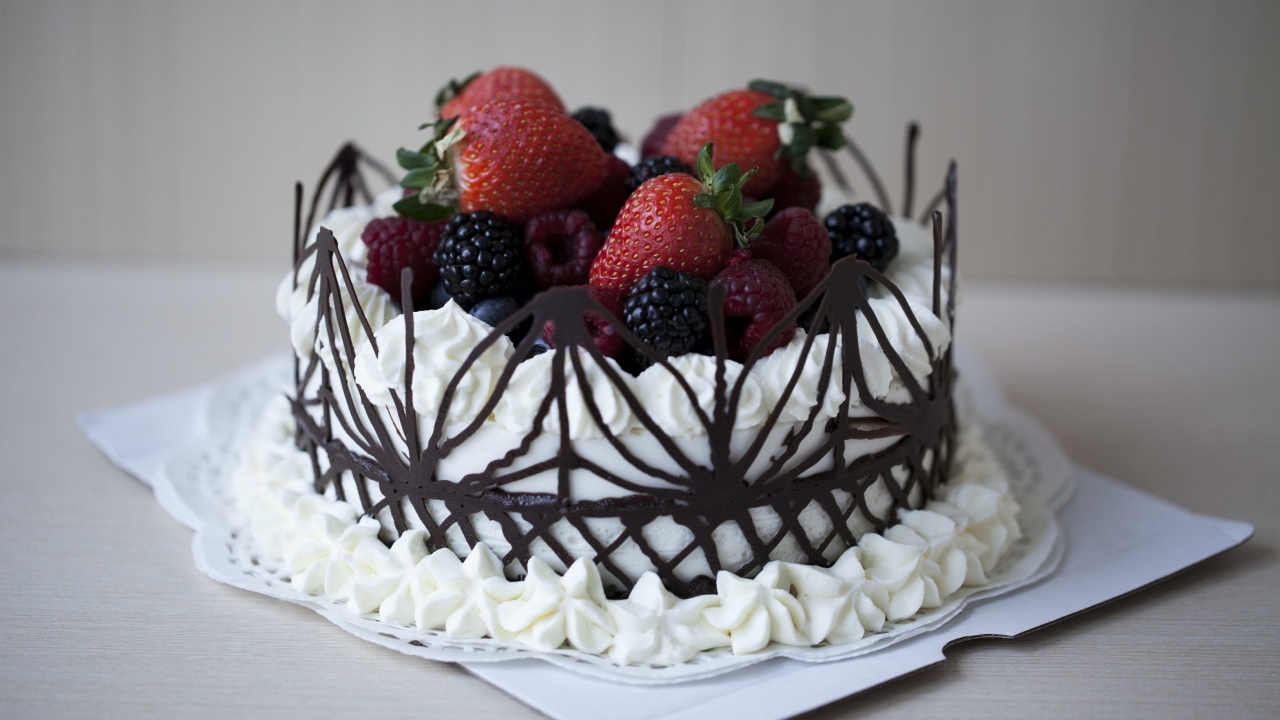Вкусный торт с шоколадом и свежими ягодами