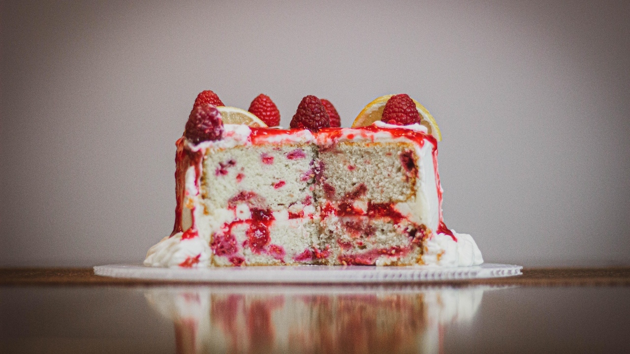 Вкусный торт с ягодами малины и лимоном