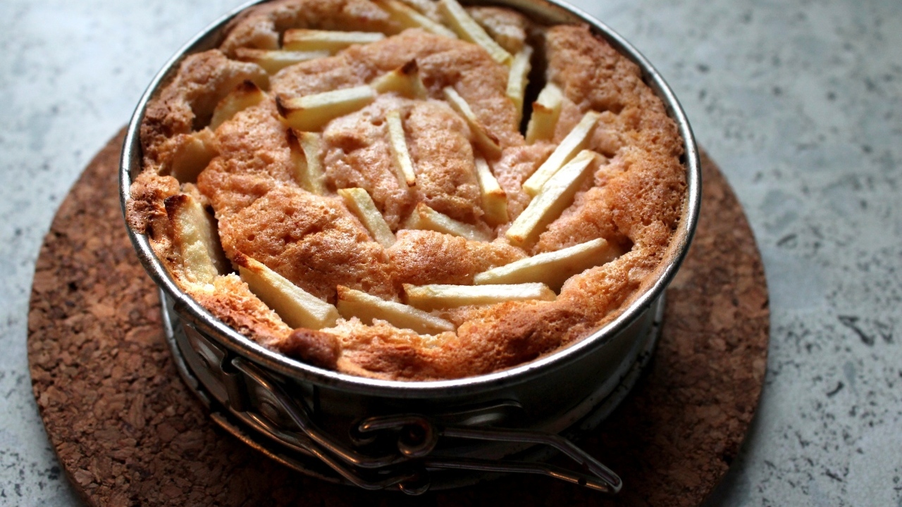 Вкусный сладкий свежий пирог с яблоками 