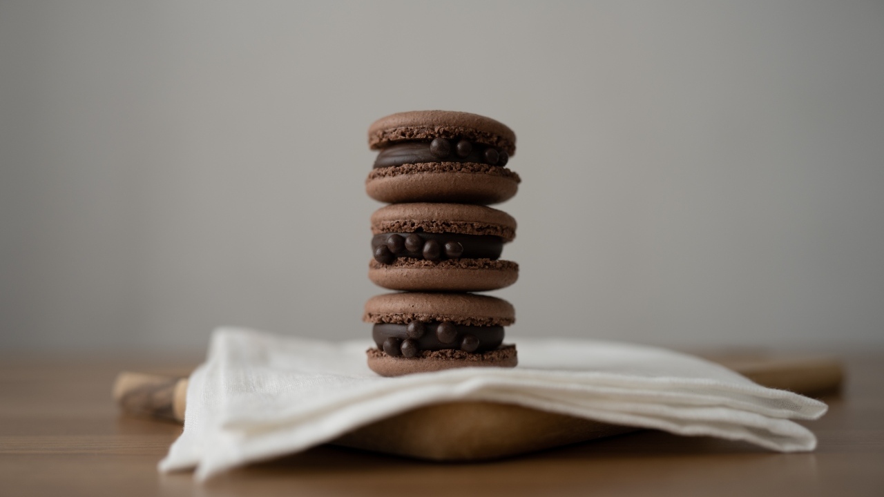 Десерт макаронс с шоколадом на белой салфетке