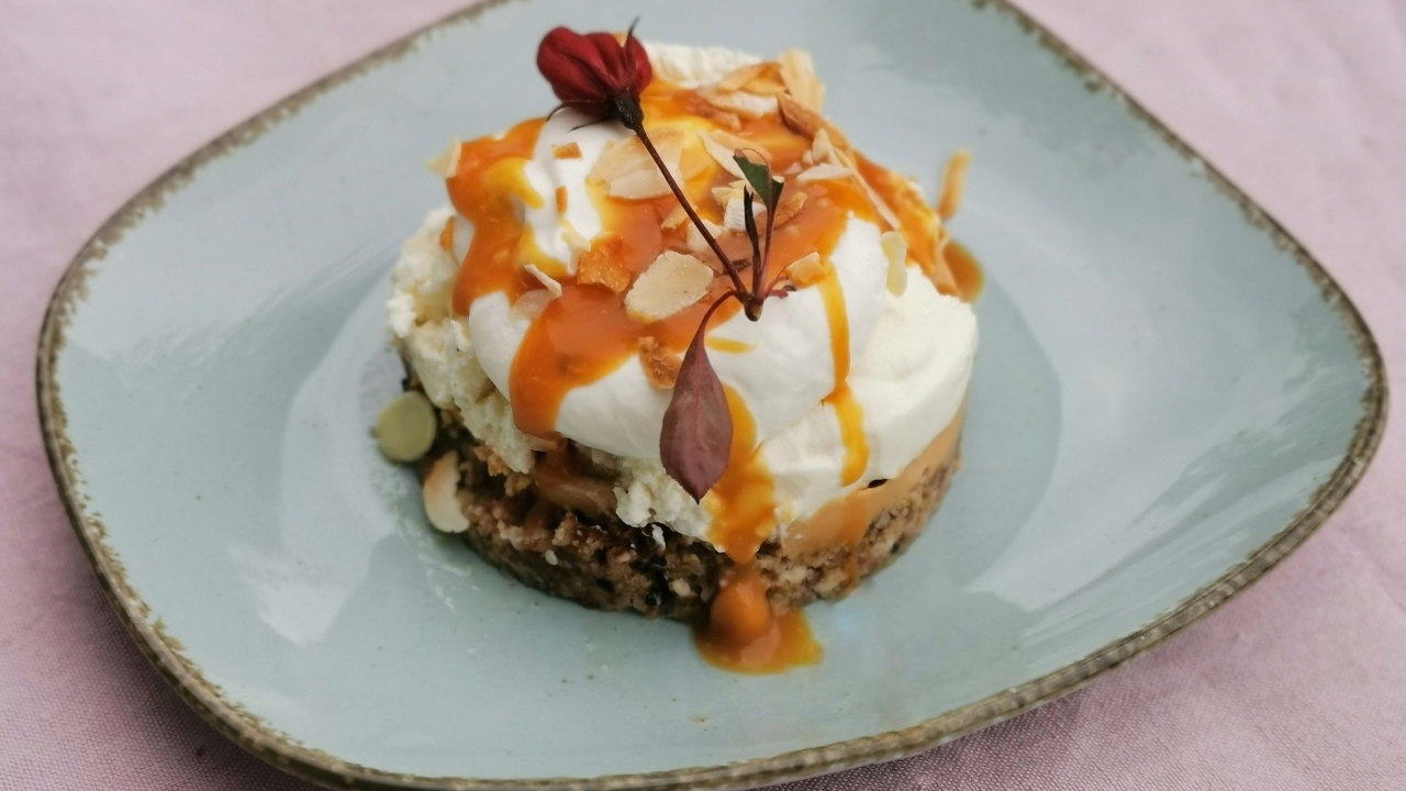 Десерт с кремом на тарелке