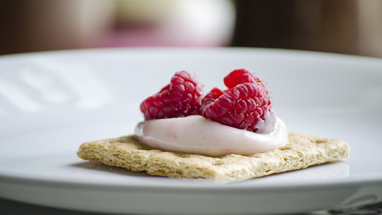 Сухое печенье с кремом и ягодами малины