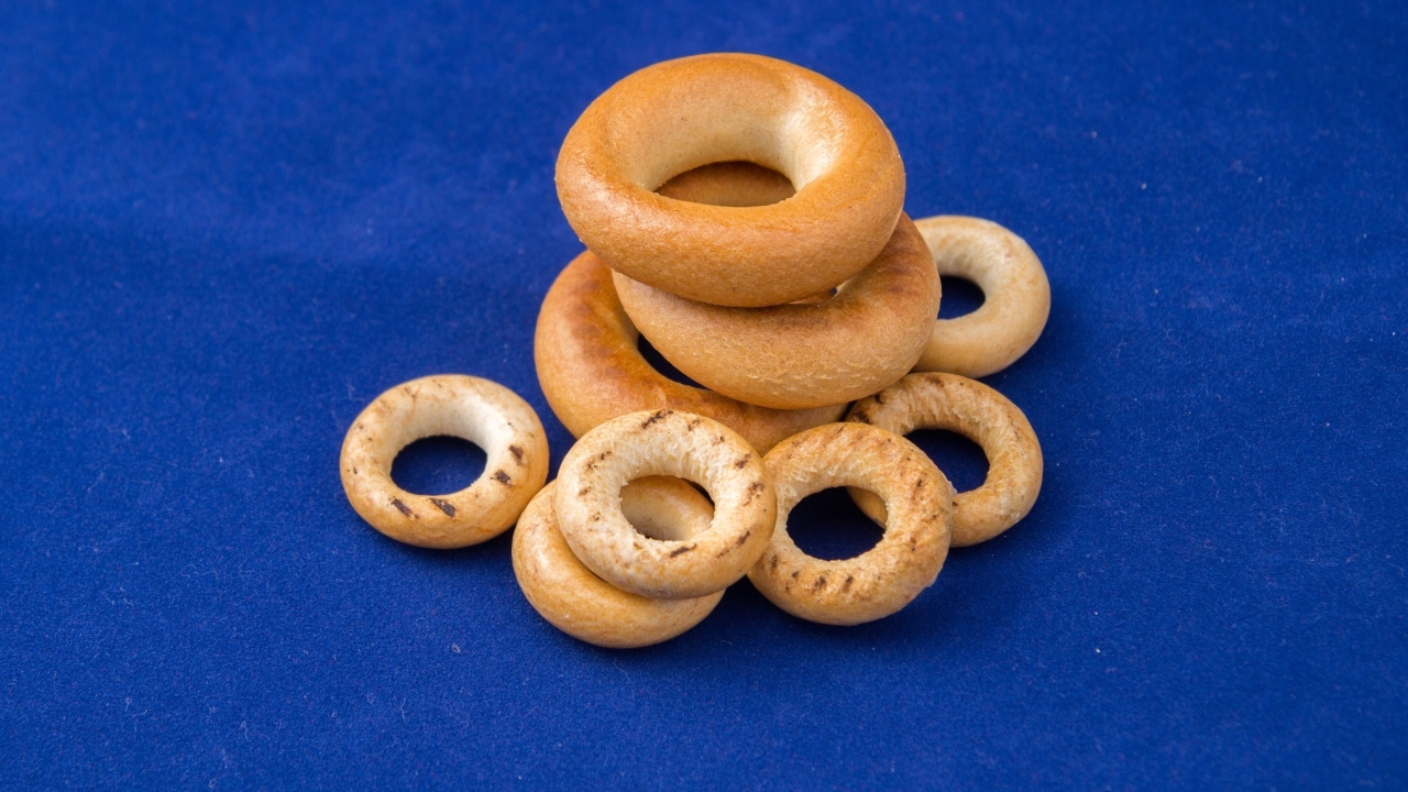 Сушки на синем столе