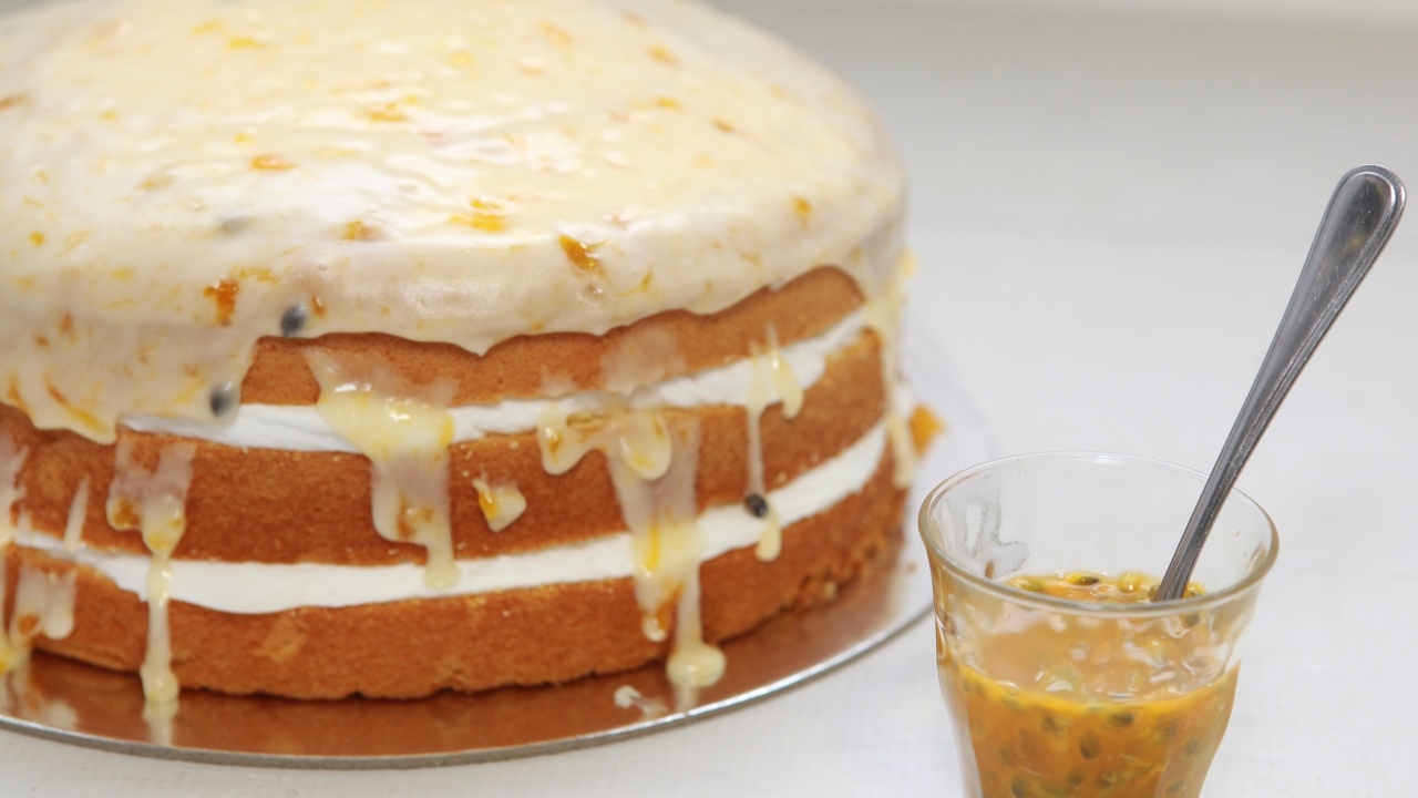 Праздничный торт с вкусным кремом на столе