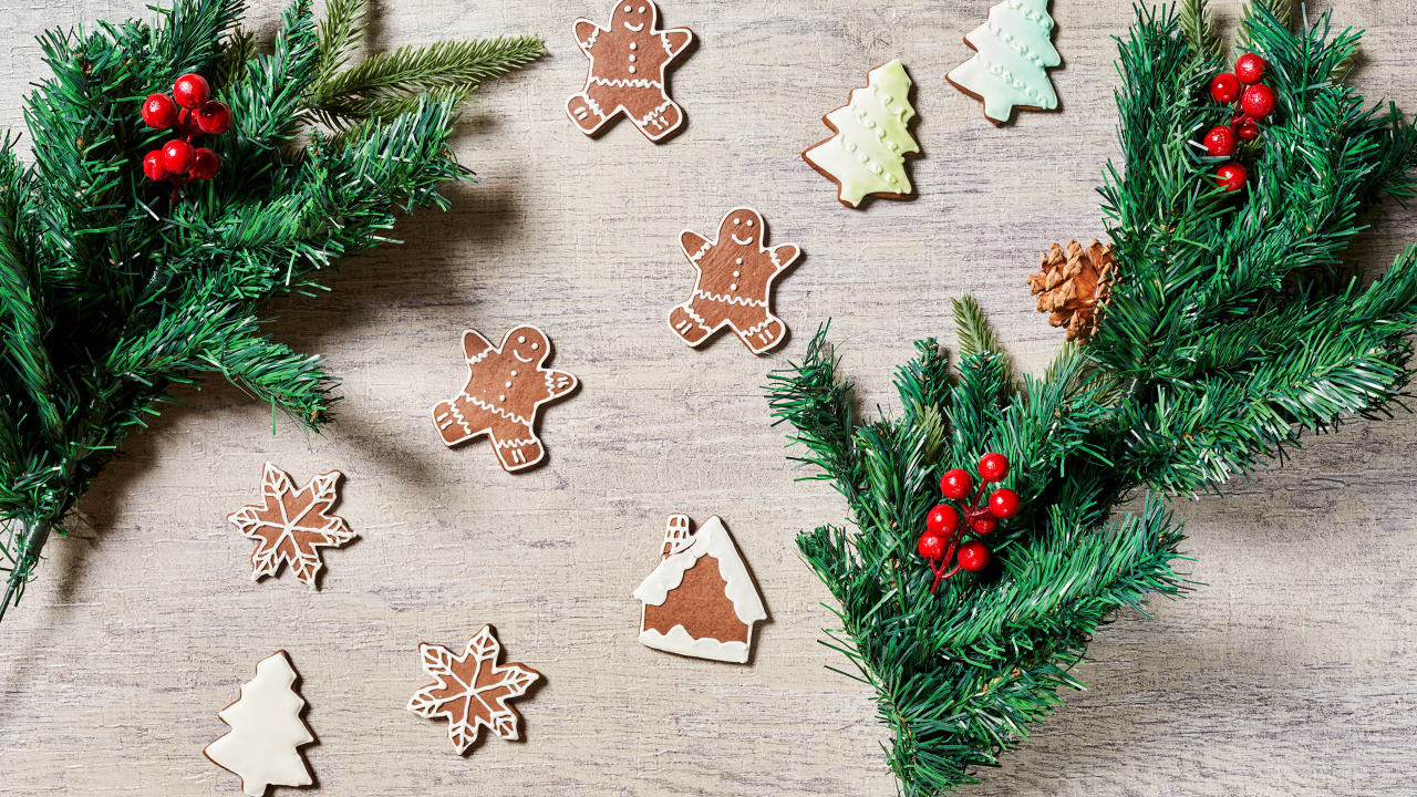 Праздничное печенье с еловыми ветками на столе