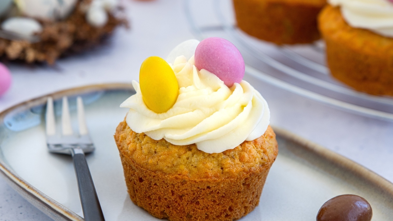 Праздничный маффин с кремом на столе