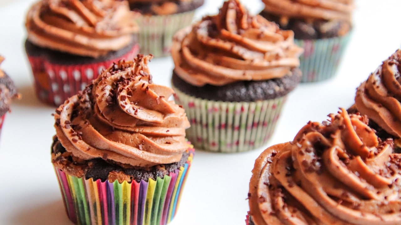 Свежие капкейки с шоколадным кремом