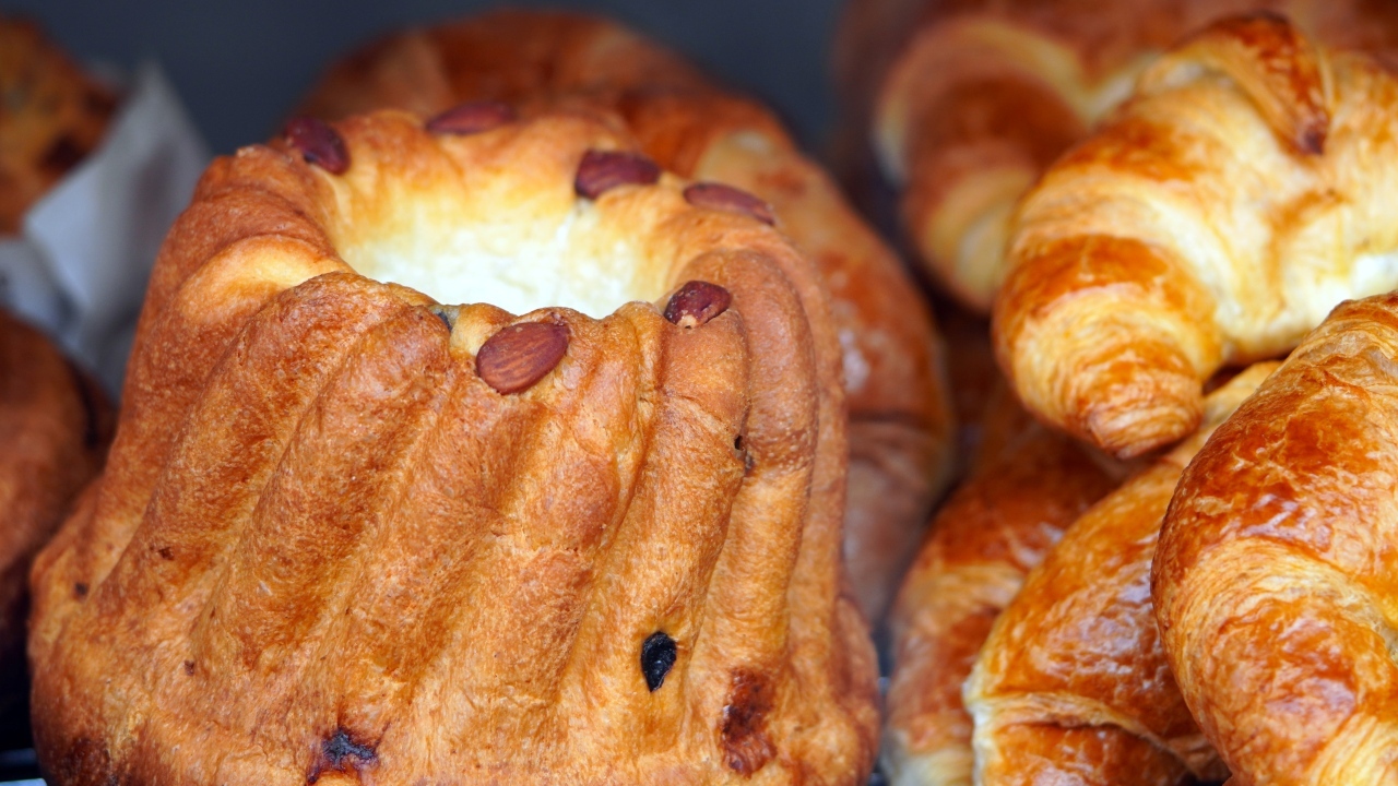 Свежая ароматная сладкая выпечка