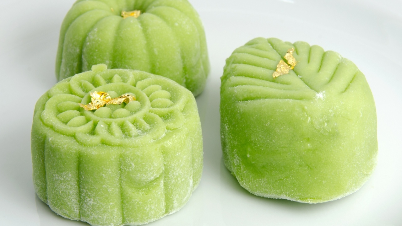 Зеленые конфеты на белой тарелке