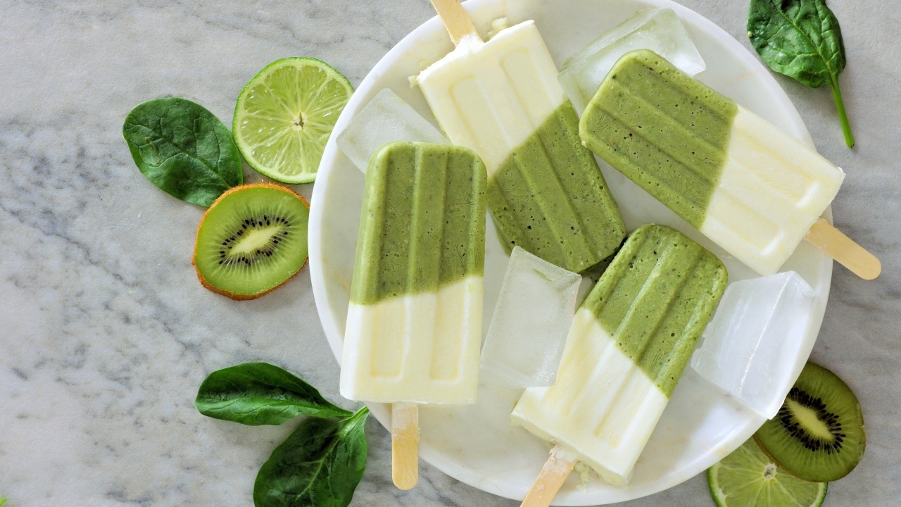 Мороженое на палочке с киви и лаймом