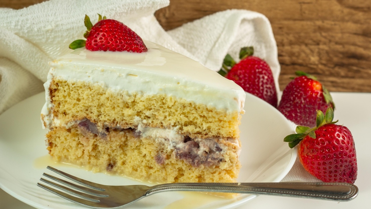 Большой кусок торта с ягодами клубники