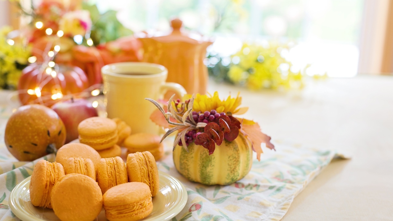 Десерт макарон на столе с чаем