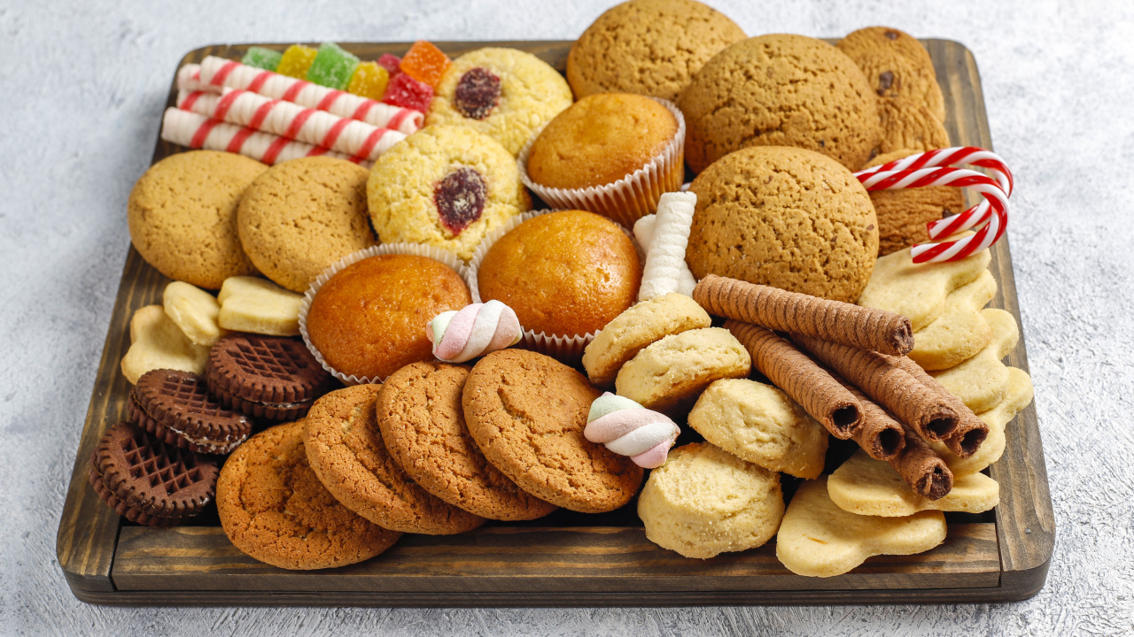 Много вкусного аппетитного печенья на столе