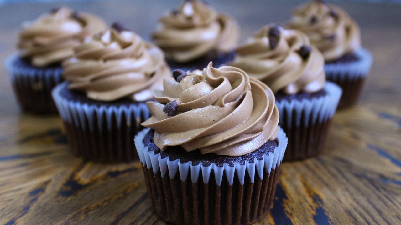 Маффины с кремом и шоколадной крошкой