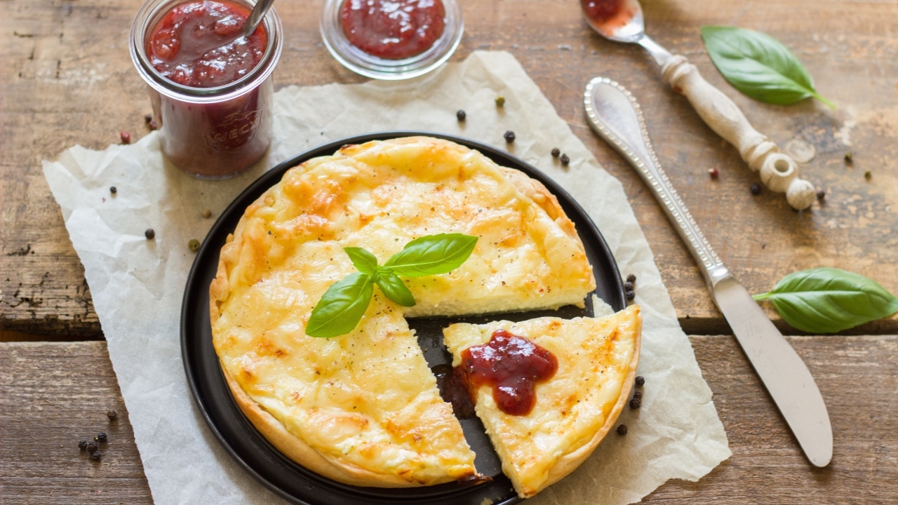 Пирог с лимонным кремом на столе с джемом