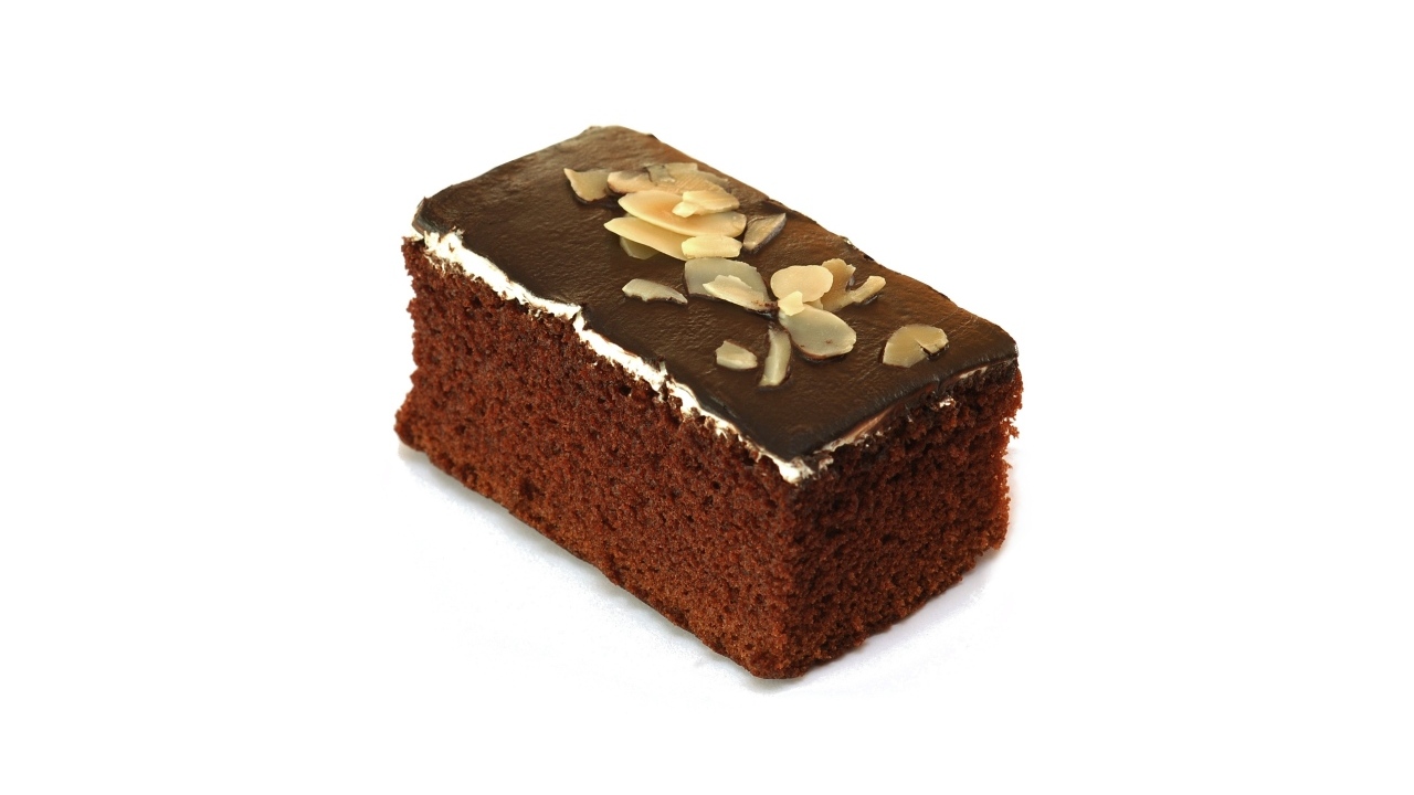 Кусок шоколадного торта на белом фоне