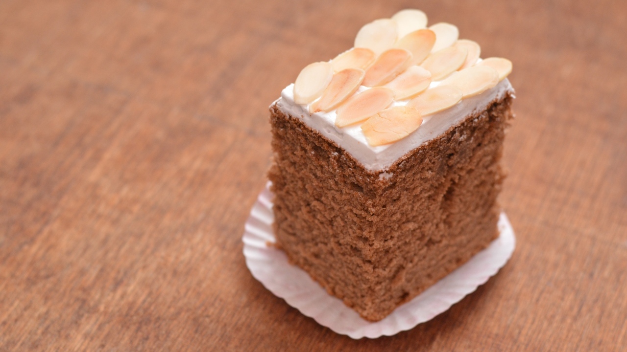 Кусок пирога с кремом и миндальными хлопьями